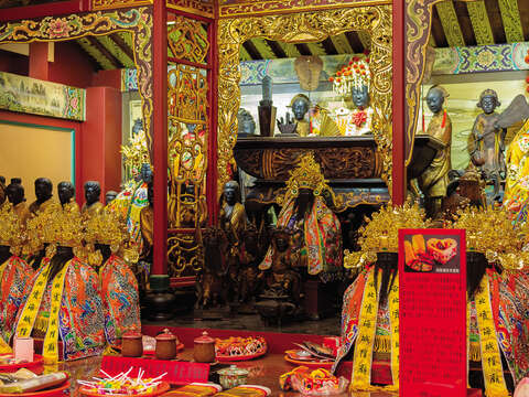 You can also visit other deities for their blessing when seeking good fortune from Yue Lao in Taipei Xia-Hai City God Temple.(Photo/Huang Jianbin)