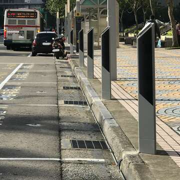 市府周邊的智慧停車格具備「智慧車柱」與新式的地磁系統，停車者可用手機自主開單及繳費。（圖／台北市停車管理工程處）