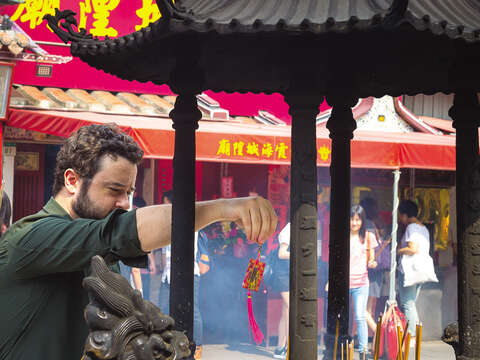 ​​​​​​台北霞海城隍廟は有名な縁結びの廟で、外国人観光客も参拝に訪れます。(写真／黃建彬）