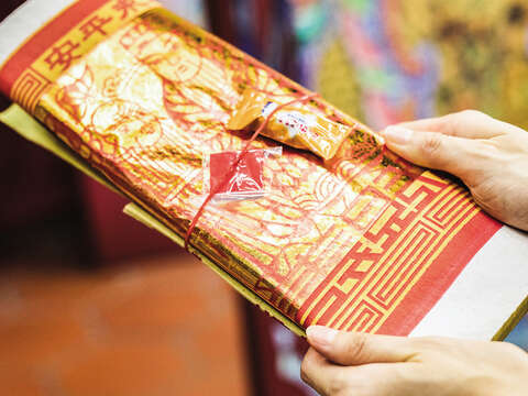 Receive the joss paper for praying from the temple first. (photo/Liang Zhongxian)