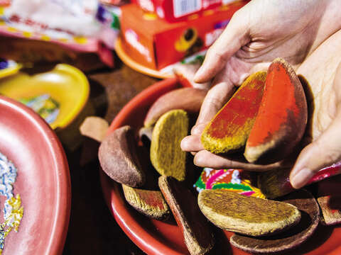 When visiting Yue Lao in Longshan Temple, remember to cast moon blocks before taking the red string. (photo/Liang Zhongxian)