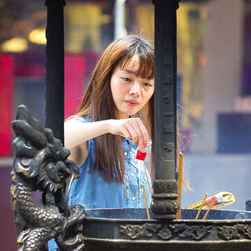 After visiting Yue Lao, remember to sense the red string to enhance its power.(photo/Huang Jianbin)