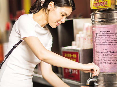 After finishing the visit, you can have some fortune candy or blessed tea to gain some  good luck.(photo/Huang Jianbin)