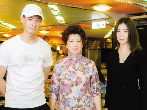 This is the second generation of Dongyi. Shuli’s son works in the kitchen, and her daughter helps with marketing.