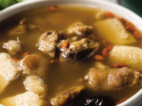 The health-preserving pork knuckle soup is light but sweet, leaving a mark in people’s memories.