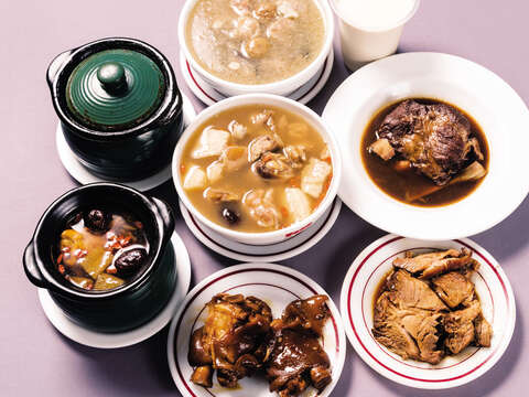 Haoniannian’s iconic dishes are pork knuckles and health-preserving simmered soups. The dishes on the table are the pride of Li Sasheng.