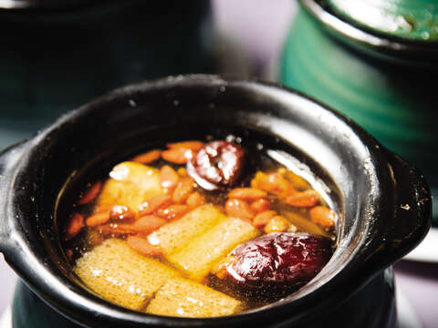 Mixing two kinds of meat in the crock-pot for braising is the secret of making the meat sweet and soft.