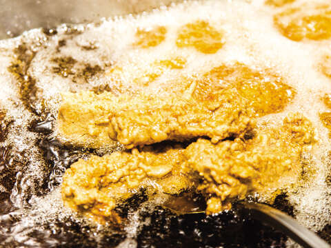 The procedure of making Golden Formosa’s iconic Crispy Fried Spareribs is complicated. First fry the ribs. Secondly, expose part of the bone so the guests can easily grasp the ribs.