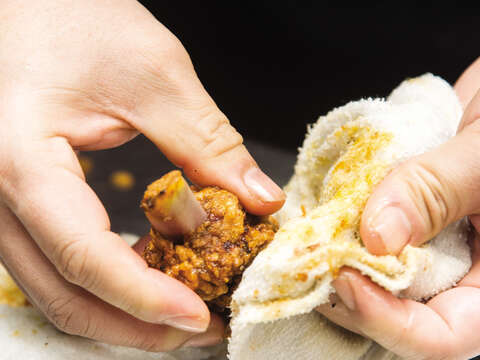 The procedure of making Golden Formosa’s iconic Crispy Fried Spareribs is complicated. First fry the ribs. Secondly, expose part of the bone so the guests can easily grasp the ribs.