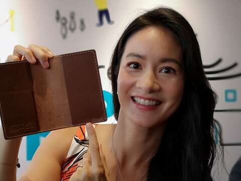 Janet在香港記者會中_現場手作「你所未見的臺北」護照套
