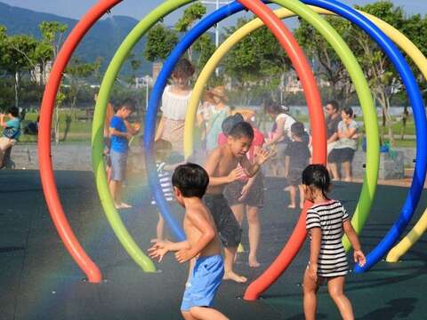 Waktunya main air! Area permainan air khusus anak dibuka pada 1 Juni