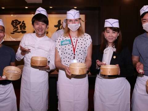 美食挑戰團、顏永烈及觀光傳播局長簡晏展示親手包的小籠包