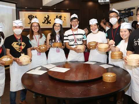 新加坡美食挑戰團開心展示親手包的小籠包