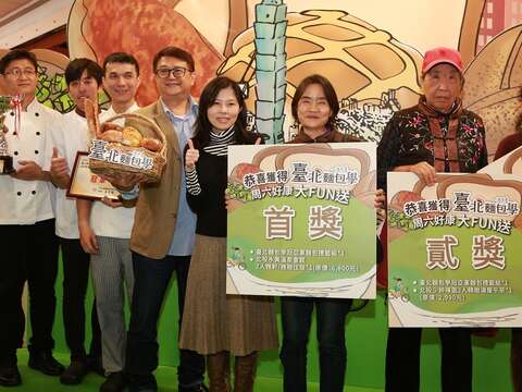 觀光傳播局陳譽馨副局長與得獎民眾合影留念