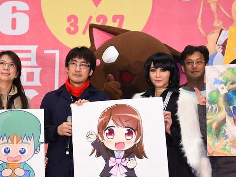「台北市政府×動漫嘉年華」陳仲君理事長(左二)致贈簡余長Q版畫像