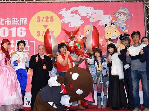 簡局長與陳理事長(右一)、劉文龍理事長(左三)、鄭文福秘書長(右三)及cosply團體合影