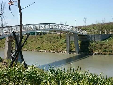 洲美蜆仔港公園人行拱橋連接兩岸