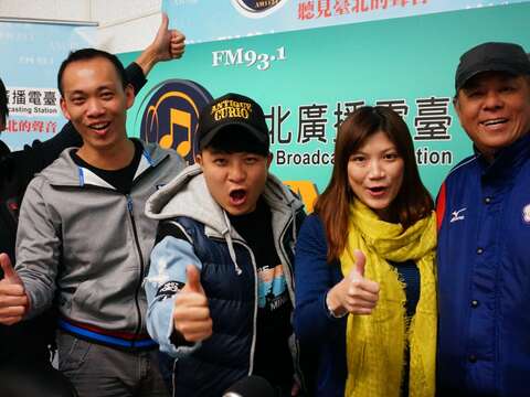 黃金教練團蘇青山(左一)、黃祺軒(左二)及彭劍勇(右一)接受「運動Spotlight」節目訪問