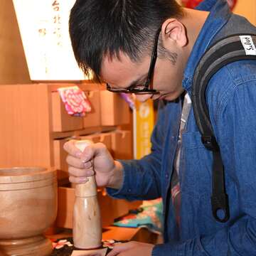 大稻埕遊客中心紀念印章仿中藥店搗藥用具，旅客可蓋印留下珍貴回憶