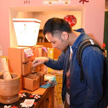 大稻埕遊客中心服務櫃台以中藥店鋪作設計，深具在地特色