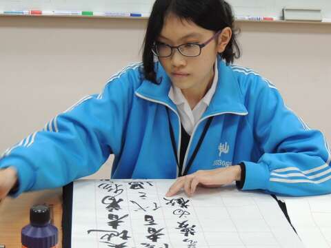 中山女高李宜錡同學，努力向學，喜愛藝術，04年獲得本市教育關懷獎_教育局提供