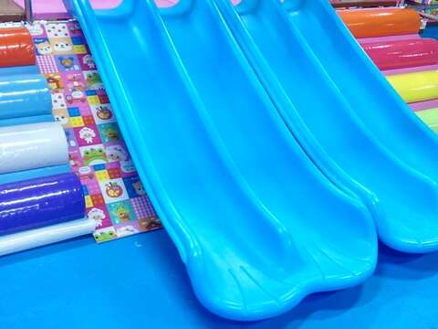 「卡哇依親子堡」溜滑梯