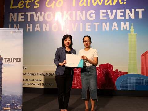 臺北市政府江春慧專委赴越南河內推廣臺北優質MICE環境並與有獎徵答獲獎業者合影