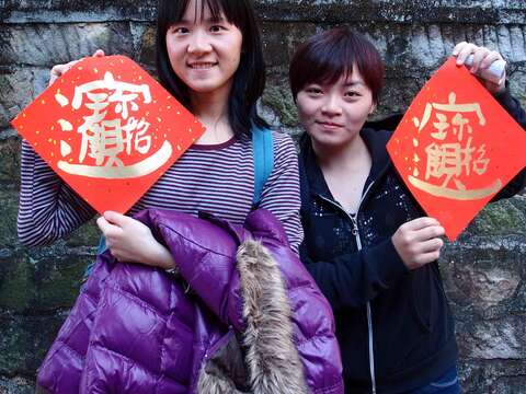 每日前100名排隊遊客可免費獲得七言春聯或小斗方