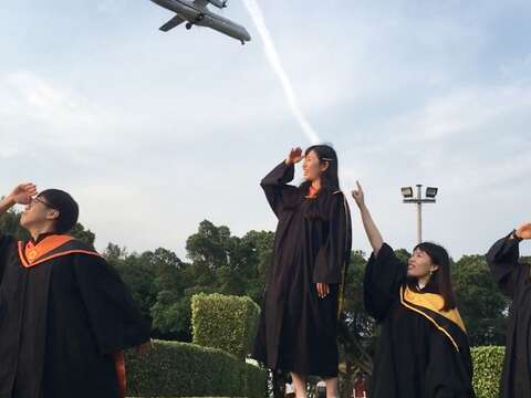樹蘭迷宮花園中畢業生與飛機合影