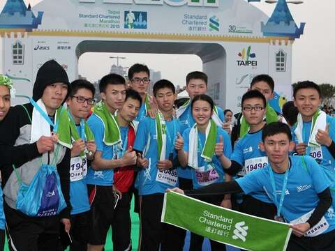 台北渣打公益馬拉松設置了路程較短的路跑組與休閒、親子趣跑組，男女老少皆適宜