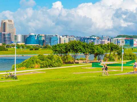 暑假蹓小孩首選 大佳河濱公園共融遊戲場開放