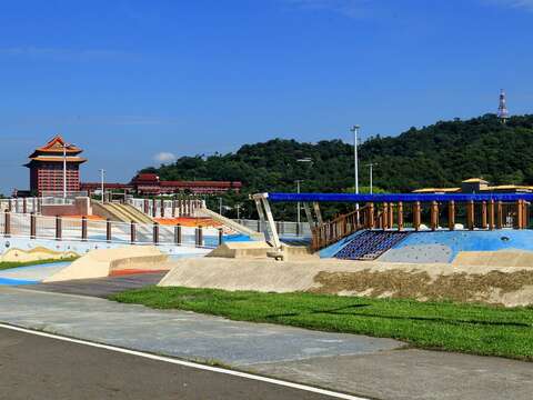 暑假蹓小孩首選 大佳河濱公園共融遊戲場開放