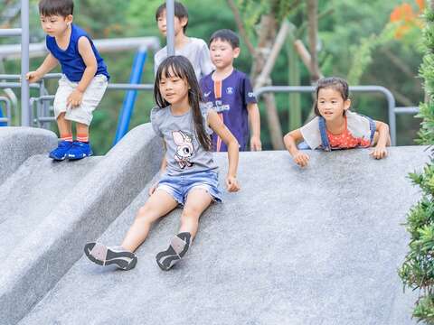 大坡面溜滑梯可以促進小孩的前庭覺發展，讓動作協調能力更好。