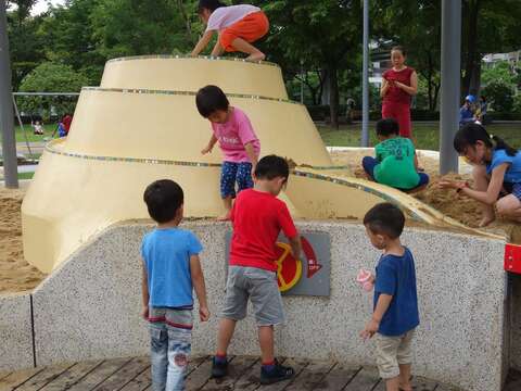 沙坑上聚集很多小孩一起打造他們的小世界