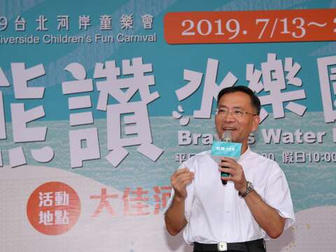 台北市副市長蔡炳坤向市民推薦暑期由市府主辦旳各項親水活動。.JPG