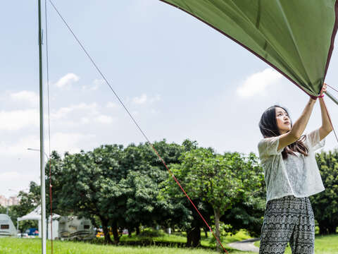 天幕帳能夠遮陽和避雨,擴展了帳篷之外的炊事及活動空間。