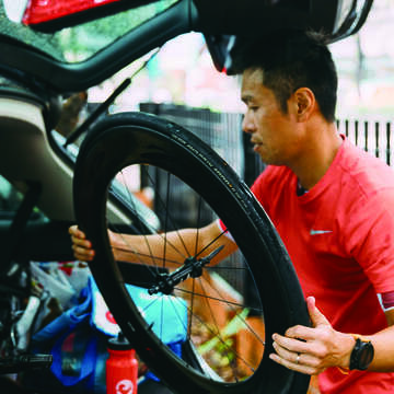 Jason會將單車拆解置於車上,隨時都能以「4+2」的方式旅行。
