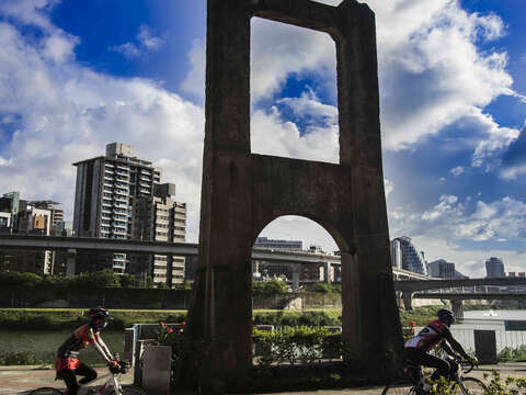 南湖右岸河濱公園是騎單車運動的好地方