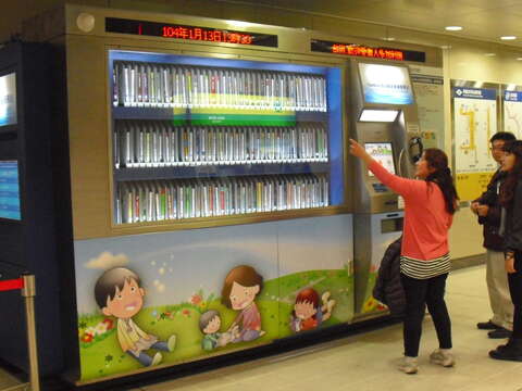 看中人潮流動的特性，北市圖將「FastBook全自動借書站」設置於地下街、捷運站。