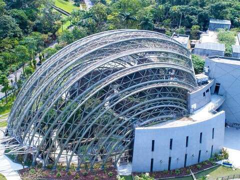 臺北市立動物園新地標「穿山甲館」，是動物園界的創舉，獲得內政部認可的「黃金級」綠建築證書（紫晶數位有限公司攝）