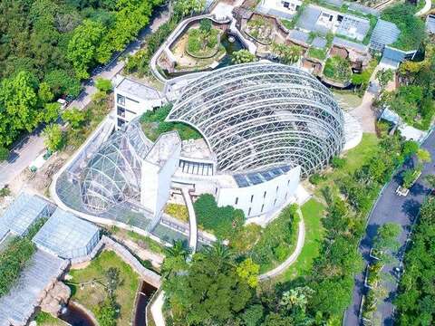 熱帶雨林室內館是以臺灣穿山甲意象為造型，館舍的正面隔著主軸步道與大貓熊館相對，尾巴的部分則向後延伸至原本的亞洲熱帶雨林區（紫晶數位有限公司攝）