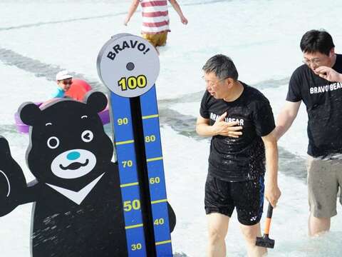 台北市長柯文哲體驗大力熊讚遊樂設施後直呼好玩。