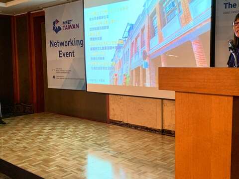 臺北市政府觀光傳播局李麗珠副局長向韓國業者介紹臺北市優質會展環境