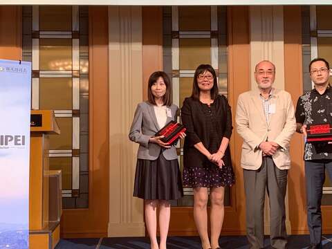 推廣會上幸運日本業者獲得臺北市茶葉禮盒