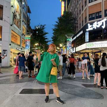 梁粹斌在臺北市西門町打卡拍照