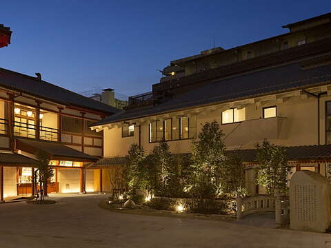 飛鳥乃湯泉外観・中庭（夜） (圖-松山市提供)
