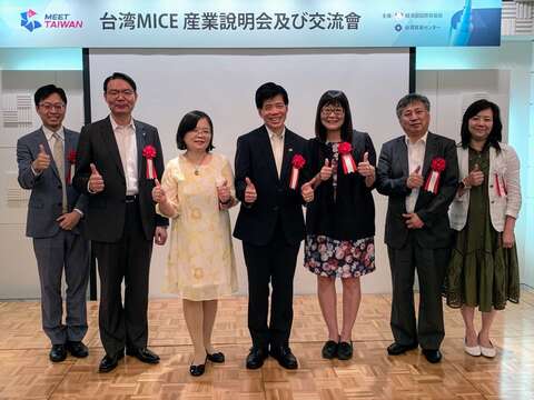 臺北駐大阪經濟文化辦事處福岡分處陳忠正處長（中間）、觀傳局李麗珠副局長（右三）、九州臺灣商工會庄野傭雄副會長（右二）、福岡台灣貿易中心駱慧娟主任（右一）、2019年臺北市會展MICE提升計畫林淑惠協同主持人（左三）及中華航空福岡葉進福支店長（左二）於MEET_TAIWAN福岡推介會合影
