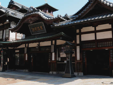 日本松山市「道後溫泉本館」是宮崎駿動畫《神隱少女》油屋場景的取景地(圖-松山觀光會議協會提供)