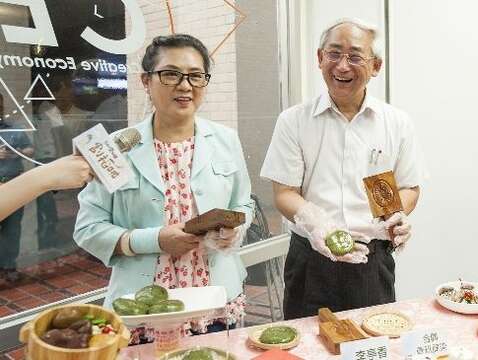 (左起)台北大橋頭延三商圈發展促進會陳穎慧理事長及產業局王三中副局長進行敲粿示範。