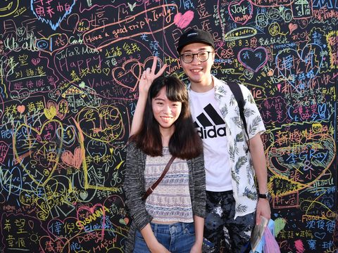 遊客在愛情塗鴉牆上留下滿滿的回憶，化身另類打卡景點.JPG